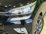 【LEDヘッドライト】悪天候や夜間走行時も良好な視界を確保し安心して運転できる高輝度LEDヘッドライトを装備!点灯速度が早く、消費電力も抑えられています。