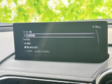 画面にはソース一覧が表示され、FM・AMラジオやBluetooth、USBなど選べる音源を確認できます。項目が見やすく並び、音楽を聴きたいときにも目的の入力先を選びやすい装備です。