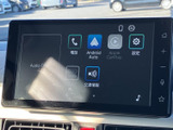 電話やスマートフォン連携、設定などの項目が画面上に並び、使いたい機能を見つけやすい構成です。日常の移動に合わせて必要な情報へアクセスしやすく、停車中の操作も分かりやすい装備です。