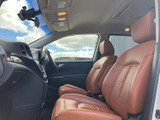 運転席からの視界は広く、運転操作もスムーズ。シートの形状も工夫されており、長時間の運転でも疲れにくいでしょう。