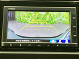 後方の映像に目安となるガイド線が表示され、駐車時に周囲との距離感を確認するのに役立ちます。画面だけに頼らず、目視も合わせて安全確認しながら駐車できます。