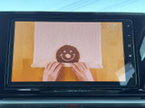 画面にテレビ映像が表示され、停車中の待ち時間には番組視聴を楽しめます。画面表示で映像を確認しやすく、休憩時などに車内で過ごす時間を心地よく彩る装備です。