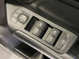 運転席ドアトリムには窓の一括コントローラーと電動ドアミラーのコントローラーが装備。