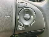 ステアリングには複数のスイッチがまとまり、運転姿勢を保ったまま手元で各種機能を扱えます。表示された文字やマークを見分けやすく、日々の運転を支える装備です。