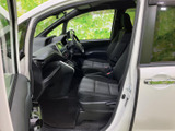 前席は運転席と助手席が見渡しやすく、フロントウインドウからの視界も開けた印象です。シートに加えて足元やセンターまわりもすっきりまとまり、乗員を迎える空間です。