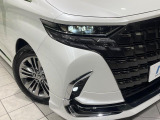 【LEDヘッドライト】悪天候や夜間走行時も良好な視界を確保し安心して運転できる高輝度LEDヘッドライトを装備!点灯速度が早く、消費電力も抑えられています。