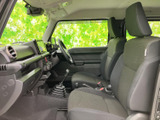 前席まわりは見通しのよい窓とすっきりした室内で、運転席から周囲を確認しやすい印象です。座席には落ち着いた色合いを採用し、毎日の移動にもなじむ空間です。