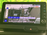 テレビ番組を映し出す画面を備えており、停車中の休憩時間などに映像を視聴できます。画面内に番組情報も表示され、車内で過ごす時間をより快適にします。