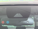 【プリクラッシュセーフティ】前方の車両等を検知し、衝突しそうな時は警報で注意を促し、ブレーキを踏む力をサポート。ブレーキを踏めなかった場合は衝突被害軽減ブレーキが作動、衝突回避をサポートします。