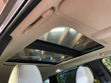 【大型サンルーフ】車内の解放感が一気に上がる大型のパノラマルーフ!季節を問わず開放的で快適なドライブをお楽しみいただけます。流通量も少なく希少価値の高い人気の装備です♪