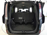 三列目シートは、折りたためますので大きなスペースが出来ちゃいます。キャンプ用品など大きな荷物もばっちり収納可能です♪