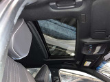 ムーンルーフが付いています. チルトアップ/ダウンや開閉するので爽やかな風を受け入れたり家族で旅行を楽しんだり恋人と夜空を眺めながらのドライブを楽しんだりできますよ