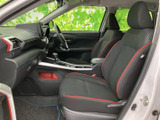 前席に座るとフロントガラス越しの視界が広がり、運転席と助手席それぞれにゆったりと腰掛けられます。黒を基調に赤い差し色を添えた、まとまりのある室内です。