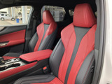 包み込まれるようなシートが、ドライバーを優しくサポートします。快適な座り心地は、運転の疲れを軽減し、安全なドライブを助けます。上質な素材です。