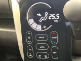 【オートエアコン】一度お好みの温度に設定すれば、車内の温度を検知し風量や温度を自動で調整。暑い&hellip;寒い&hellip;と何度もスイッチ操作をする必要はありません。快適な車内空間には必須の機能ですね♪