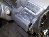 運転席にカップホルダーを装備しております。