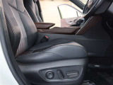 パワーシート搭載。微妙な調整が手軽にでき、ピッタリなポジションで運転することが可能です。
