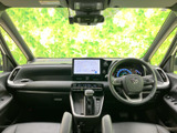 運転席から前方を見渡しやすく、広いフロントウインドウが開放感をもたらします。シートやステアリングの位置関係も自然で、落ち着いて過ごせる運転席まわり。助手席との距離感にもゆとりが感じられます。