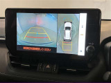 【パノラミックビュー&バックビュー】駐車時の安全確認をする為に車両上方からの映像と後方カメラからのを同時に表示しバックガイドも付いているのでバックの苦手な方でも安心して運転出来ますよ。