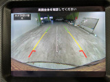 【バックモニター】後ろのカメラの映像をモニターに映し出すことができます!後方の見えない死角や、障害物との距離感をしっかり確認することができます!駐車が苦手な方におすすめです。