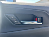 【ポジションメモリー(パワーシート)】それぞれのスイッチを押すと、あらかじめ設定したドライビングポジションに自動で調整してくれます。シートポジションがしっかり決まると、毎日の運転が楽になりますね!