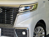 【LEDヘッドライト】悪天候や夜間走行時も良好な視界を確保し安心して運転できる高輝度LEDヘッドライトを装備!点灯速度が早く、消費電力も抑えられています。