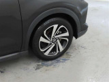 装着タイヤサイズは、195/65R15です。純正アルミホイールを装着しております。