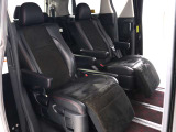 【特別仕様車限定】ハーフレザーシート!本革&ブラック人工皮革とアルカンターラシートがミックスされたハーフレザーシートです。おしゃれな色の組み合わせで高級感のある車内空間が広がっております。