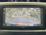 後方の映像にガイド線が表示され、駐車時に車両後方の位置を確認する目安になります。目視での確認とあわせて活用でき、狭い駐車場やバックでの取り回しをサポートします。