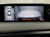 パノラミックビューモニターを装備。駐車場や交差点でクルマを真上から見るように周囲を確認できます。機能の詳細は販売店スタッフまでおたずねください。