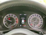 視認性の高いメーター類が、運転に必要な情報を的確に伝えます。落ち着いたデザインで、運転に集中できる空間を演出します。情報満載で安心です。