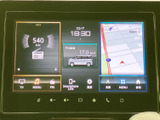画面にはラジオやテレビ、スマートフォン連携、ナビゲーションなどのメニューが表示され、機能をひと目で確認できます。表示がまとまっており、日常の移動中も必要な項目を探しやすい構成です。