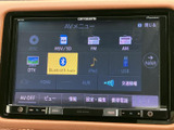 音楽やラジオなど複数のメディア項目が画面上に並び、使いたい機能を選びやすい構成です。Bluetooth AudioやUSBなども表示され、普段の音楽再生を便利に楽しめます。