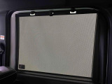 後席にお乗りの方が眩しくないように日差しを軽減する格納式リヤドアサンシェードが付いてます