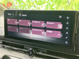 ラジオやBluetoothなどの選択項目が画面に並び、使いたい音源を確認しやすい表示です。日々の移動に合わせて、好みの音楽やラジオを選べる便利な装備です。