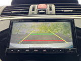 後方の様子を画面で確認しながら駐車でき、車庫入れや切り返しの際に役立ちます。画面上のガイド表示が進路の目安となり、後ろの状況を把握しやすいので、駐車時の確認をサポートします。