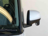 便利な電動格納ドアミラー付きです。