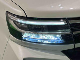 対象物が見やすく白く明るい光で夜間走行をサポートするフルLEDヘッドランプ(サイドビューランプ、クリアランスランプ、オートレベリング機能付き)を装備
