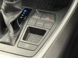 【電動パーキングブレーキ】条件を満たした場合に従来のパーキングボタンやレバーを引かなくてもパーキングに自動的に入り、発進状態の条件を満たした場合には自動でパーキングブレーキが解除されます