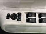 オート格納機能付きミラー キーフリーシステムのドア施錠に連動して自動的に格納!乗降時のミラー操作の手間が省けて便利です♪閉じ忘れを防げるほか、降車の直前まで後方の確認ができます!!