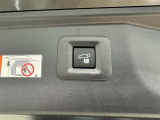 電動式バックドアです。 荷物を持ったままでもボタン一つで自動的に開け閉めできるので便利ですよ。 挟み込み防止機能も付いていますのでお子様の手や荷物を挟み込むのを防いでくれますよ。