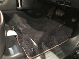 内装工程では、中古車を気持ちよくお乗りいただけるよう清掃しております。シートの洗浄はもちろん、ニオイの元となるフロアカーペットまで洗浄・消臭を実施。