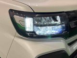 対象物が見やすく白く明るい光で夜間走行をサポートするLEDヘッドランプを搭載