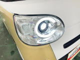 白く明るい光で夜間走行をサポートするLEDヘッドランプを搭載