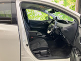 広々とした室内空間が魅力的な運転席。ゆったりと座れるシートと、見やすいインパネが快適なドライブをサポートします。ドライバー視点での使いやすさを追求しています。