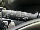 雨天時でもクリアな視界を確保できるワイパーレバー。操作も簡単で、運転に集中できます。雨の日でも安全運転をサポートしてくれる頼もしい装備です。