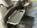 【格納式シートバックテーブル】車内でのお食事などで活躍♪カップホルダーも備えています。