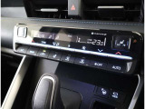 左右独立温度コントロールフルオートエアコンです。運転席、助手席それぞれで独立して温度設定ができます。冷え性の方が乗っても安心ですね♪