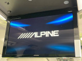 【14型有機ELフリップダウン】三列目からでも迫力のエンタメが観れる大画面フリップダウン。有機ELのモニターでは、一般的なフリップダウンよりも高コントラストでキレイな映像を楽しめます。