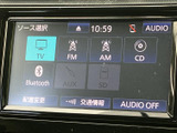 テレビやFM・AM、CD、Bluetoothなど、音源を画面から選べる仕様です。交通情報の項目も表示され、日々の移動に合わせて使いやすいメディアを選択していただけます。